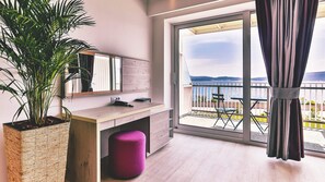 Chambre familiale, Plusieurs lits, vue partielle sur la mer | Vue de la chambre