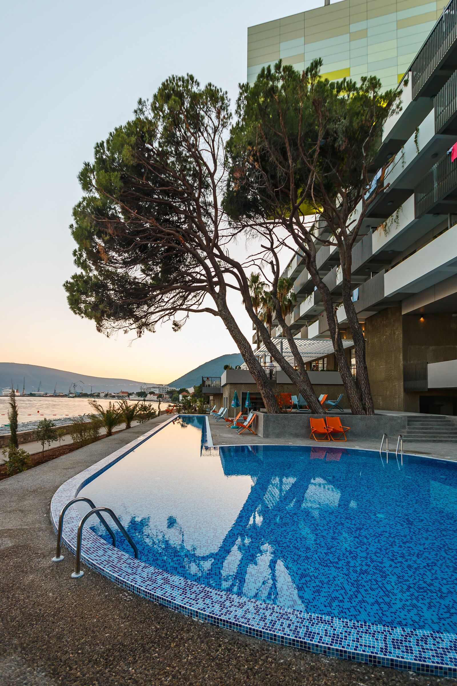 Hồ bơi trong nhà, hồ bơi ngoài trời phục vụ theo mùa, ghế dài tắm nắng 