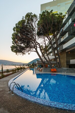 Piscine couverte, piscine extérieure (ouverte en saison)
