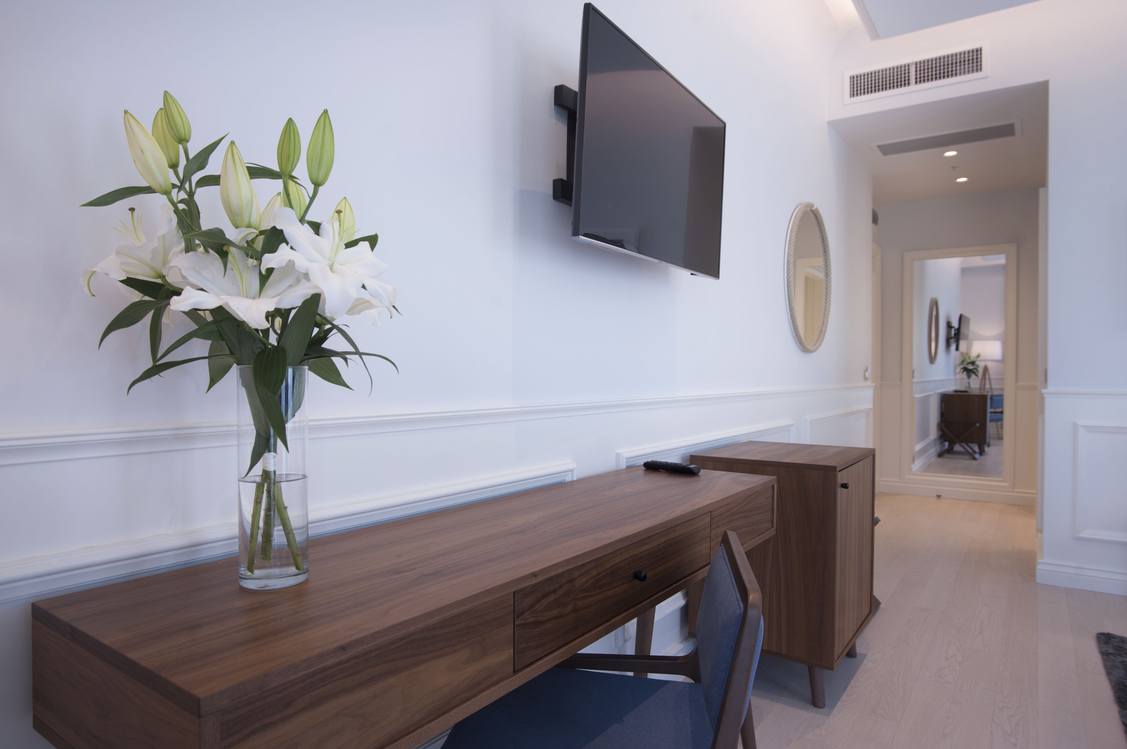 superior double or twin room, balcony, park view | living area | flat-screen tv