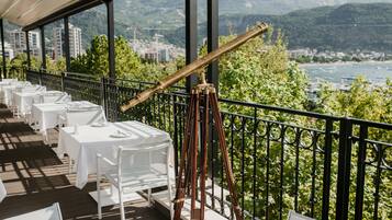 2 restaurants, breakfast, lunch served; local and international cuisine