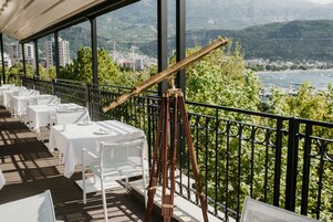 2 restaurantes; se sirve desayuno, almuerzo y cena