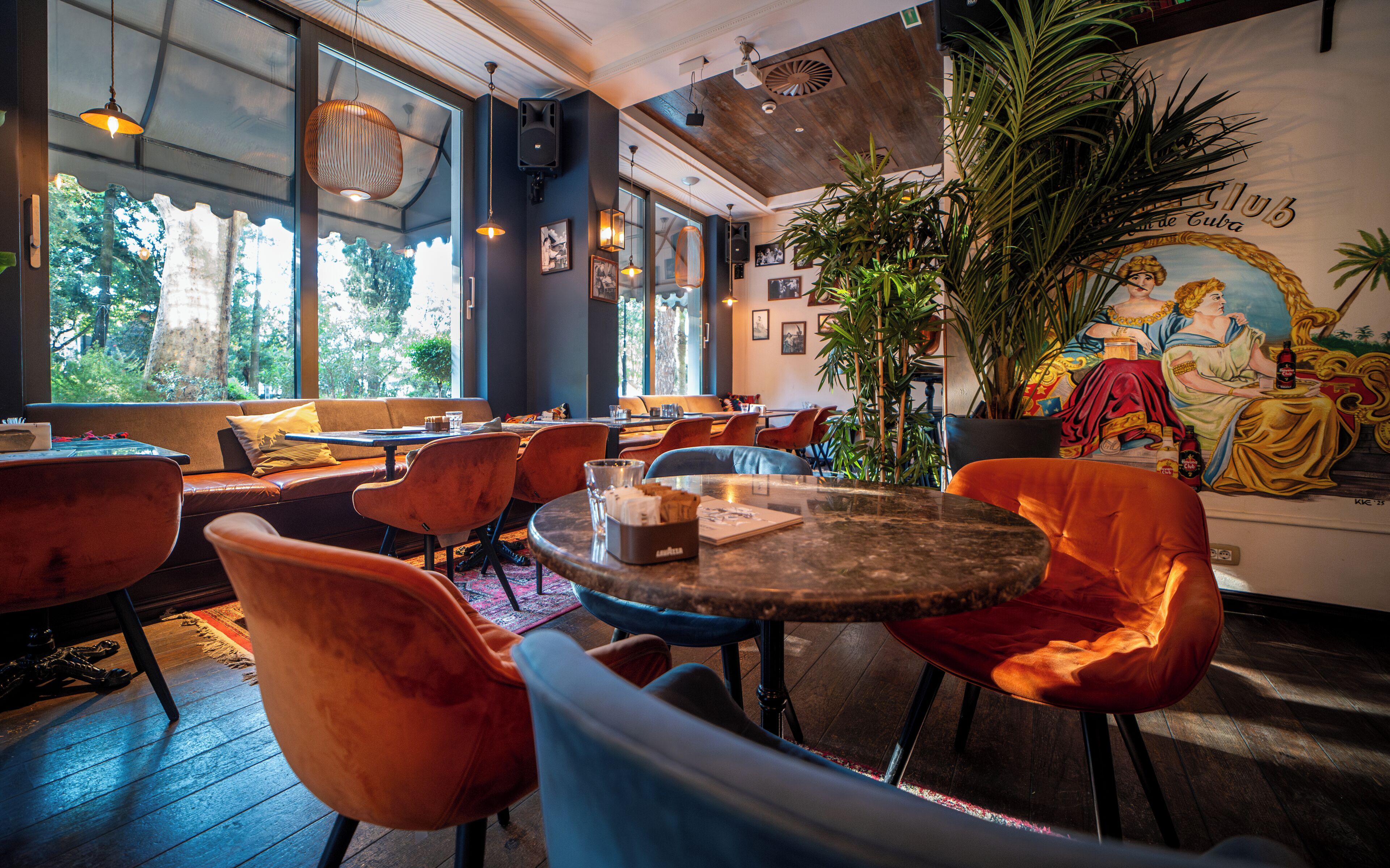 2 restaurants, breakfast, lunch served; local and international cuisine