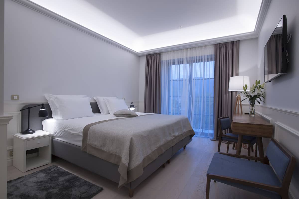 Minibar, in-room safe, desk, soundproofing