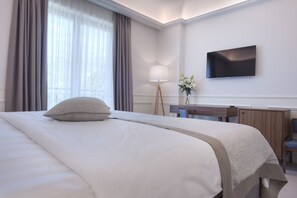 Minibar, caja de seguridad en la habitación y escritorio 