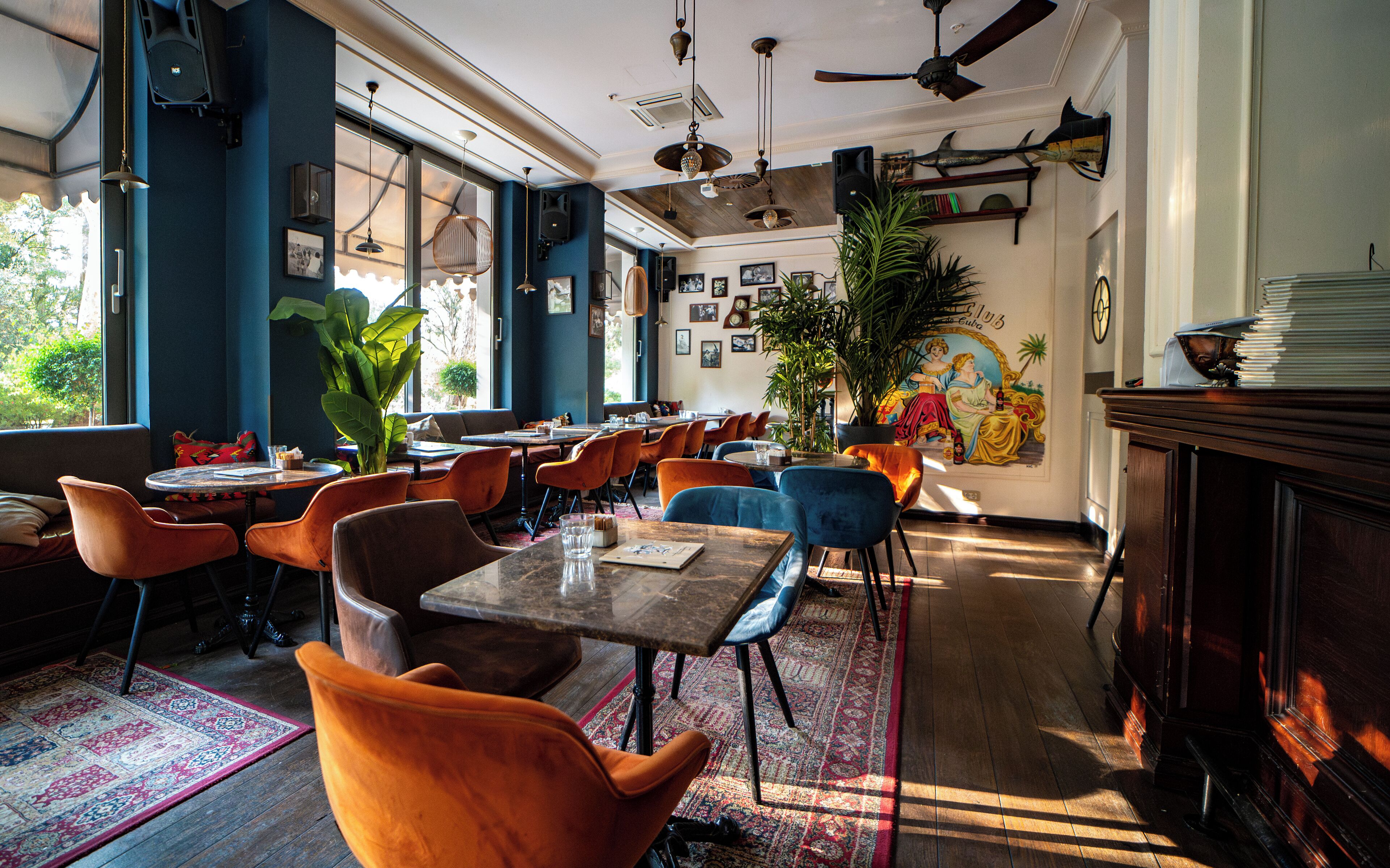 2 restaurantes; se sirven desayunos y cocina local e internacional 