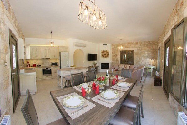 Deluxe Villa (Harry) | In-room dining