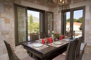 Deluxe Villa (Harry) | In-room dining