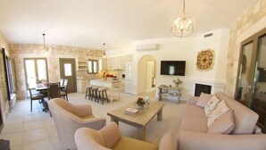Villa Deluxe (Harry) | Salle de séjour | Téléviseur à écran plat, foyer, lecteur de DVD