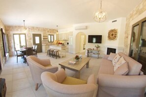 Deluxe Villa (Harry) | Living room