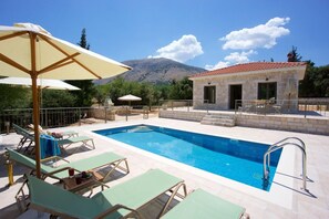 Deluxe Villa (Harry) | Terrace/patio