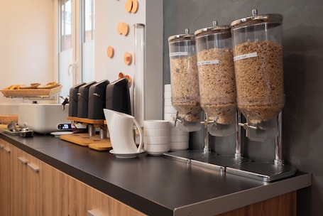 Café da manhã com buffet todos os dias (EUR 14 por pessoa)