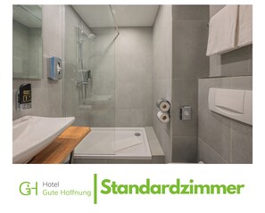 Habitación estándar doble | Baño | Secador de pelo, toallas, jabón y champú