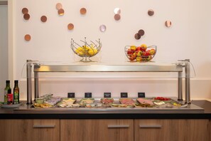 Petit déjeuner buffet servi tous les jours en supplément