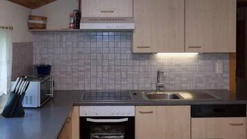 Apartamento, 2 quartos | Cozinha privada | Geladeira, micro-ondas, fogão, cooktop