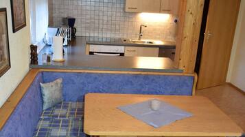 Apartamento, 2 quartos | Área de estar | TV de tela plana