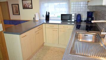 Apartment, 2 Bedrooms | Private kitchen | Fridge, microwave, oven, stovetop