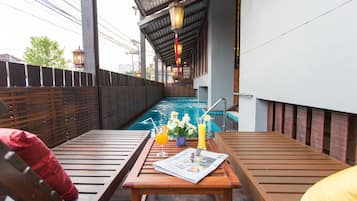 Inomhuspool och solstolar