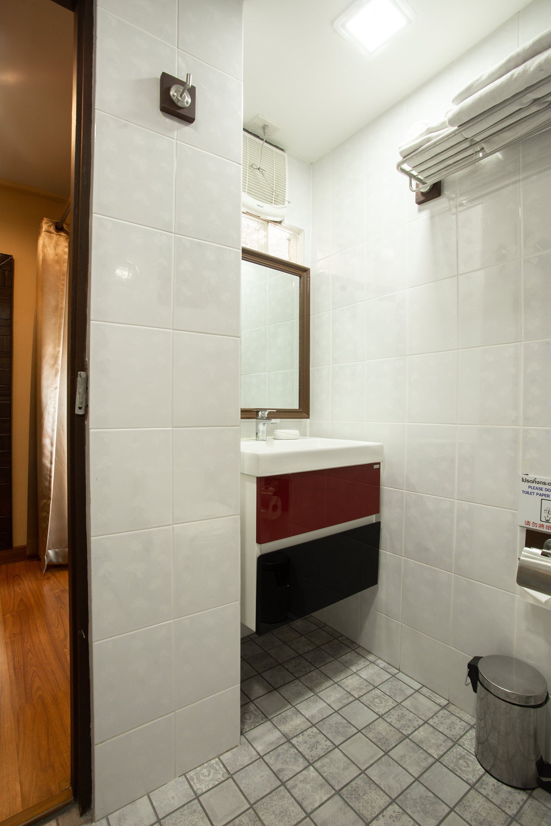 suite (king) | bathroom sink