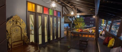 Un interior rústico de madera con un banco, una mesa y una silla decorativa.