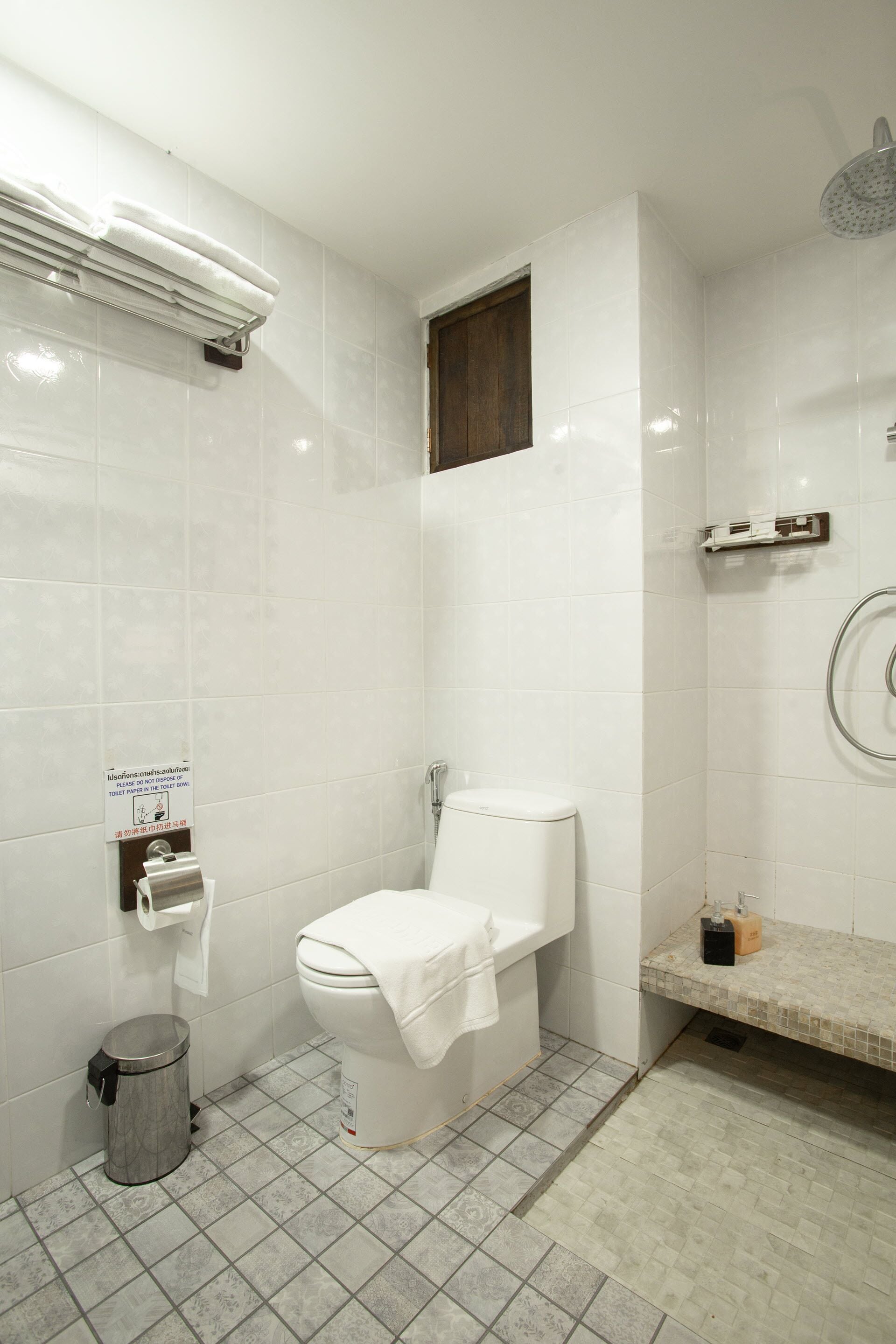 suite (king) | bathroom | shower, free toiletries, hair dryer, slippers