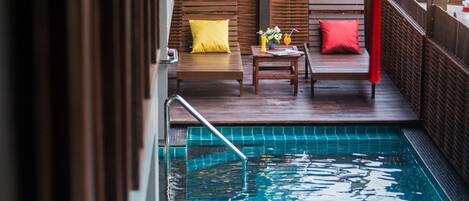 Alberca techada y camastros