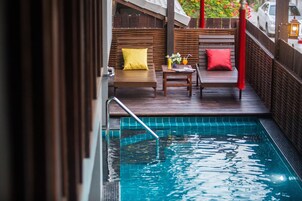 Indoor pool, sun loungers