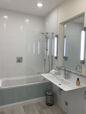 Quarto casal grand | Banheiro | Produtos de toalete grátis, secador de cabelo, toalhas de banho 