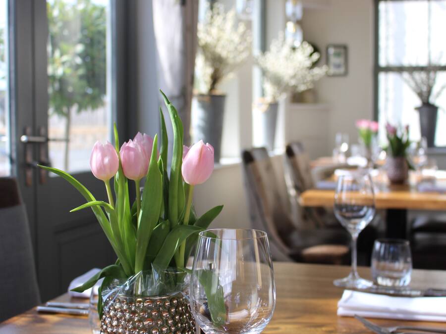 Petit déjeuner et déjeuner servis sur place, spécialités Cuisine locale