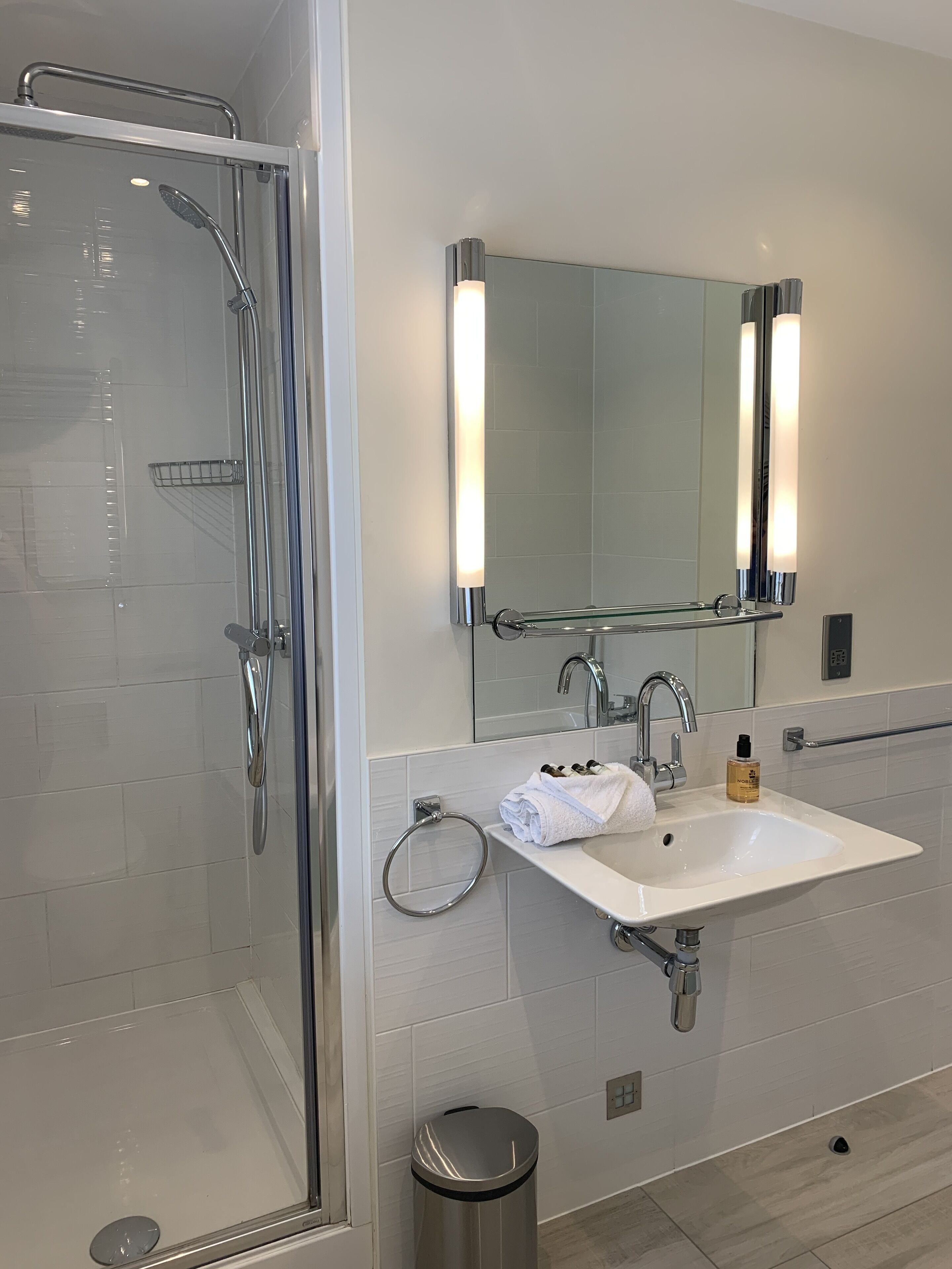 deluxe double room | bathroom | free toiletries, hair dryer, towels