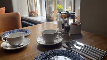 Tägliches inbegriffenes großes Frühstück