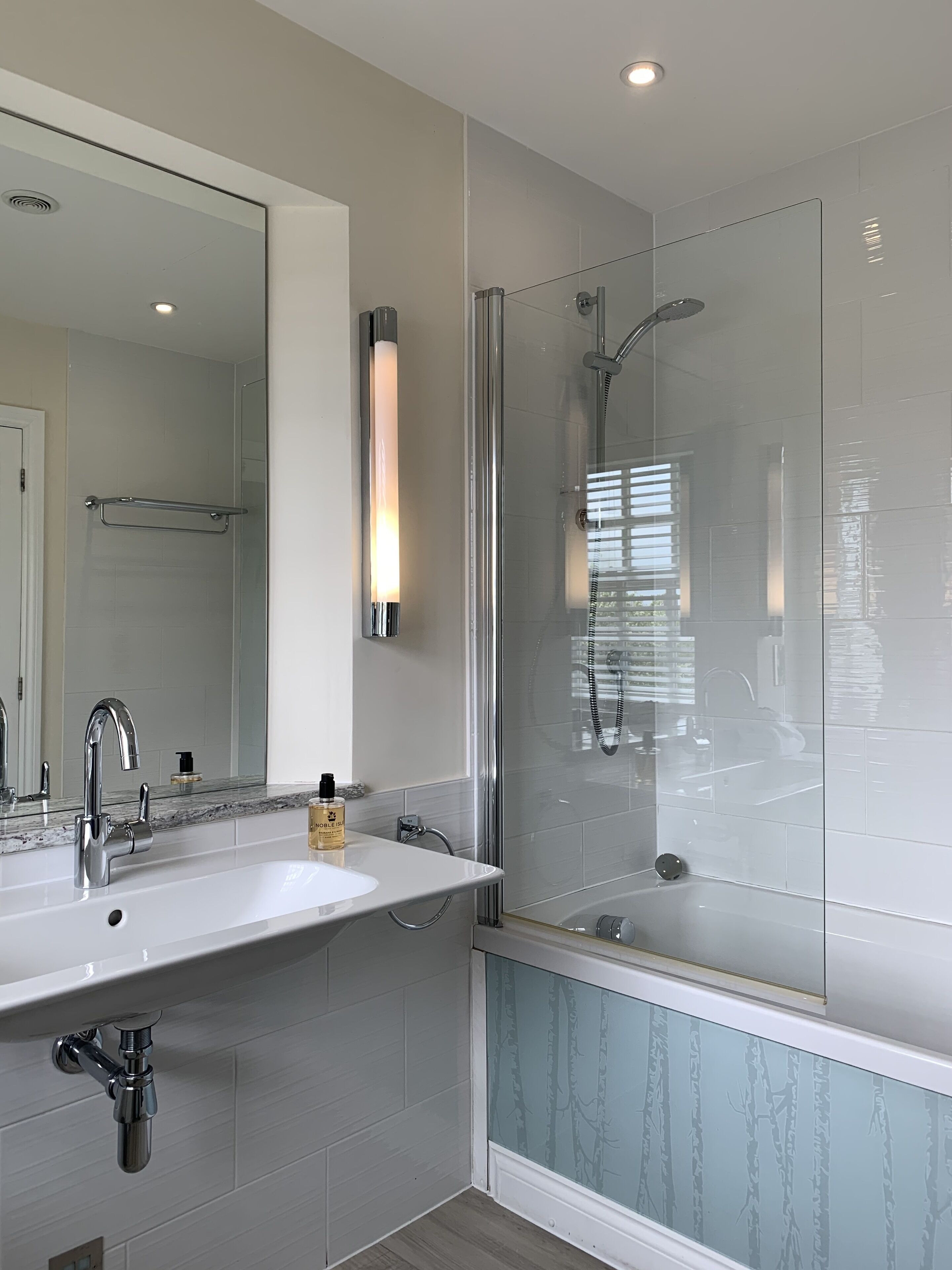executive double room | bathroom | free toiletries, hair dryer, towels