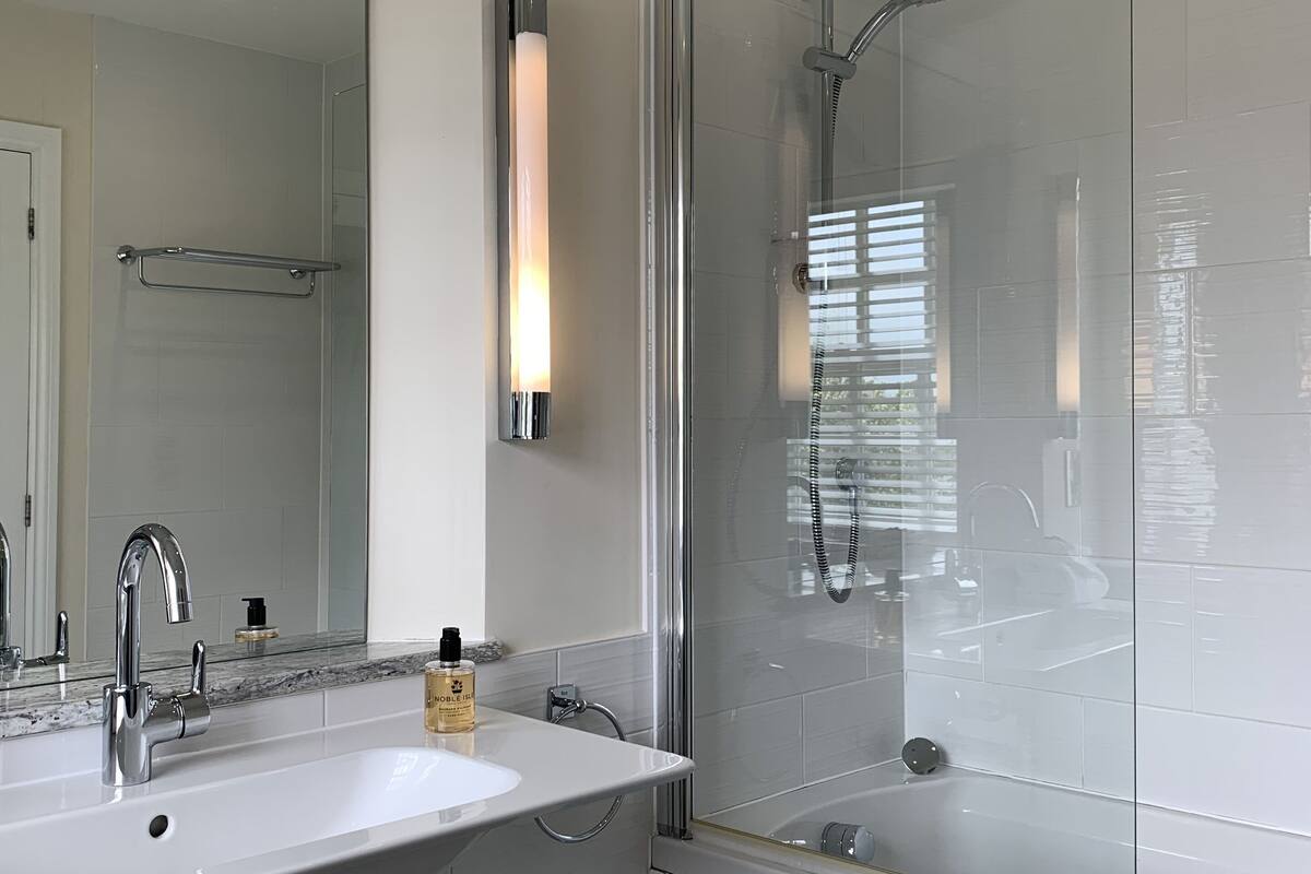 executive double room | bathroom | free toiletries, hair dryer, towels