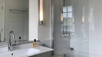 Doppia Executive | Bagno | Set di cortesia gratuito, asciugacapelli, asciugamani