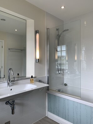 Quarto casal executivo | Banheiro | Produtos de toalete grátis, secador de cabelo, toalhas de banho 