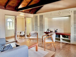 Habitación exclusiva doble, vistas al mar, frente al mar | Ropa de cama de alta calidad, caja fuerte, tabla de planchar con plancha