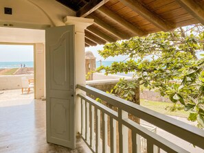 Chambre supérieure double, vue sur l’océan, au bord de l’océan | Balcon