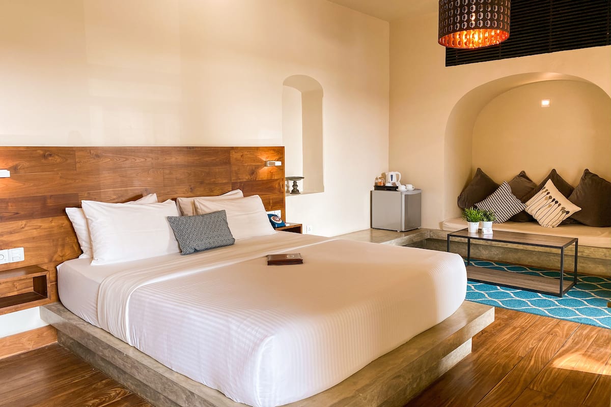 Deluxe tweepersoonskamer, uitzicht op oceaan, aan zee | Luxe beddengoed, een strijkplank/strijkijzer, gratis wifi, beddengoed