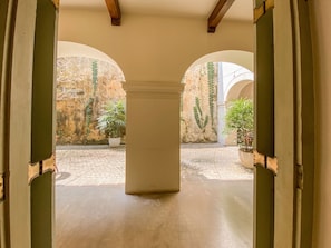 Habitación doble estándar, 1 cama Queen size, en el área del patio | Vista al patio