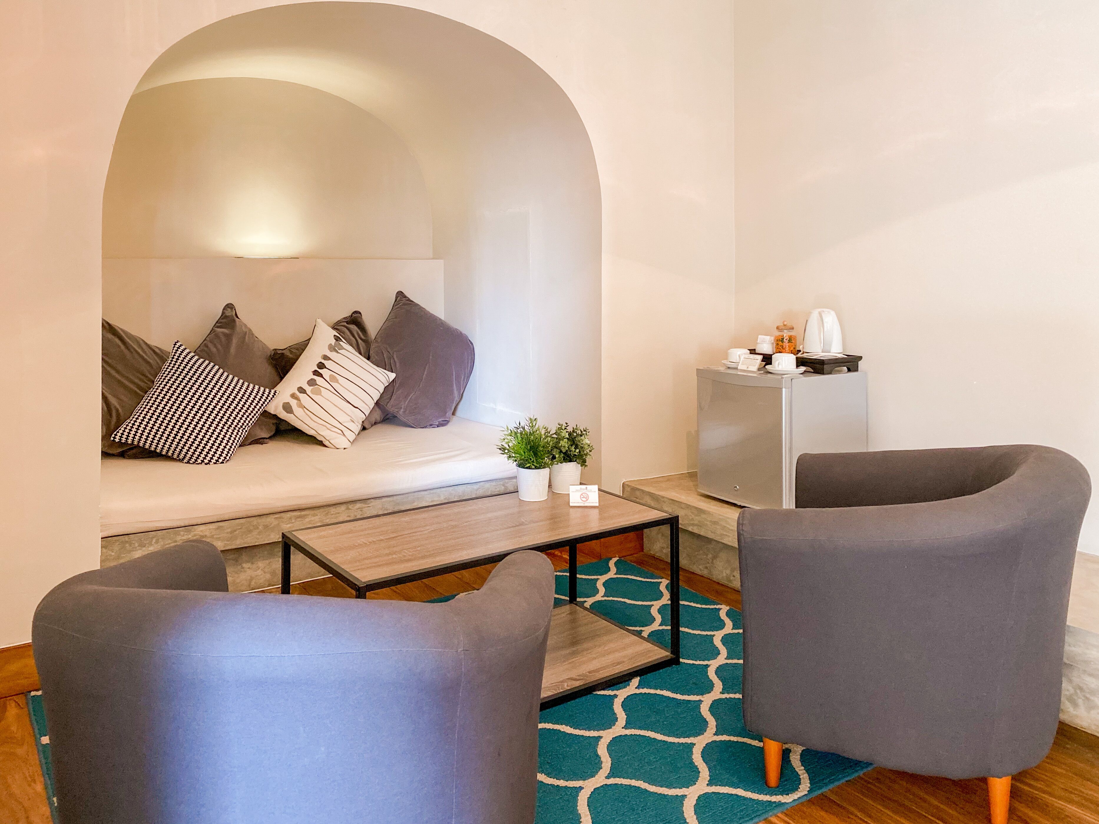 deluxe double room, courtyard view | living area