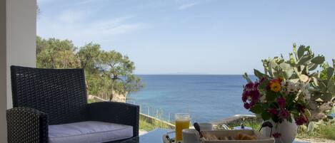 Villa de lujo, vistas al mar (Anatoli) | Zona de estar | Una televisión de pantalla plana