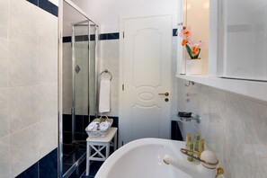 Villa - havudsigt (Thalassa) | Badeværelse | Bruser, gratis toiletartikler, hårtørrer, håndklæder
