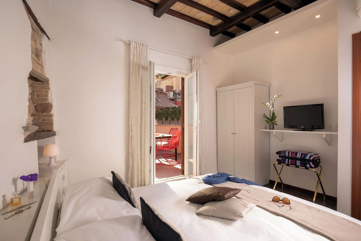 Doppia Romantica, 1 letto king, terrazzo | Biancheria da letto di alta qualità, copriletto in piuma