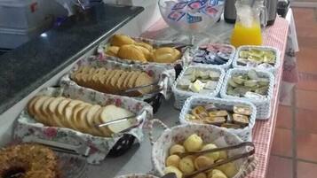 Café da manhã com buffet grátis todos os dias