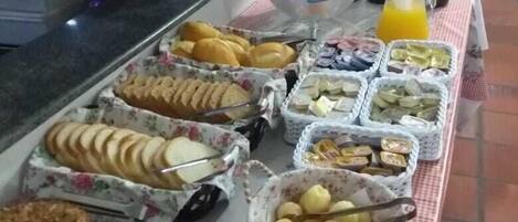 Café da manhã com buffet grátis todos os dias