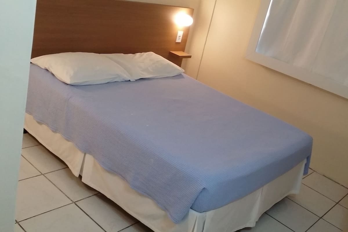 Habitación estándar | Caja de seguridad en la habitación y escritorio
