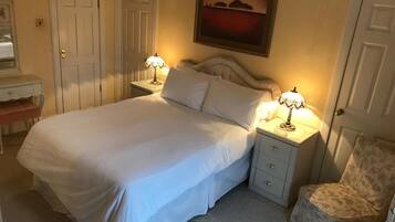 Premium bedding, desk, iron/ironing board, free WiFi