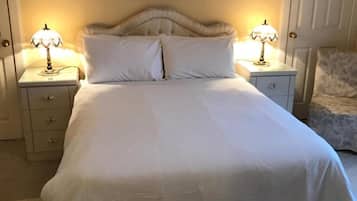 Premium bedding, desk, iron/ironing board, free WiFi
