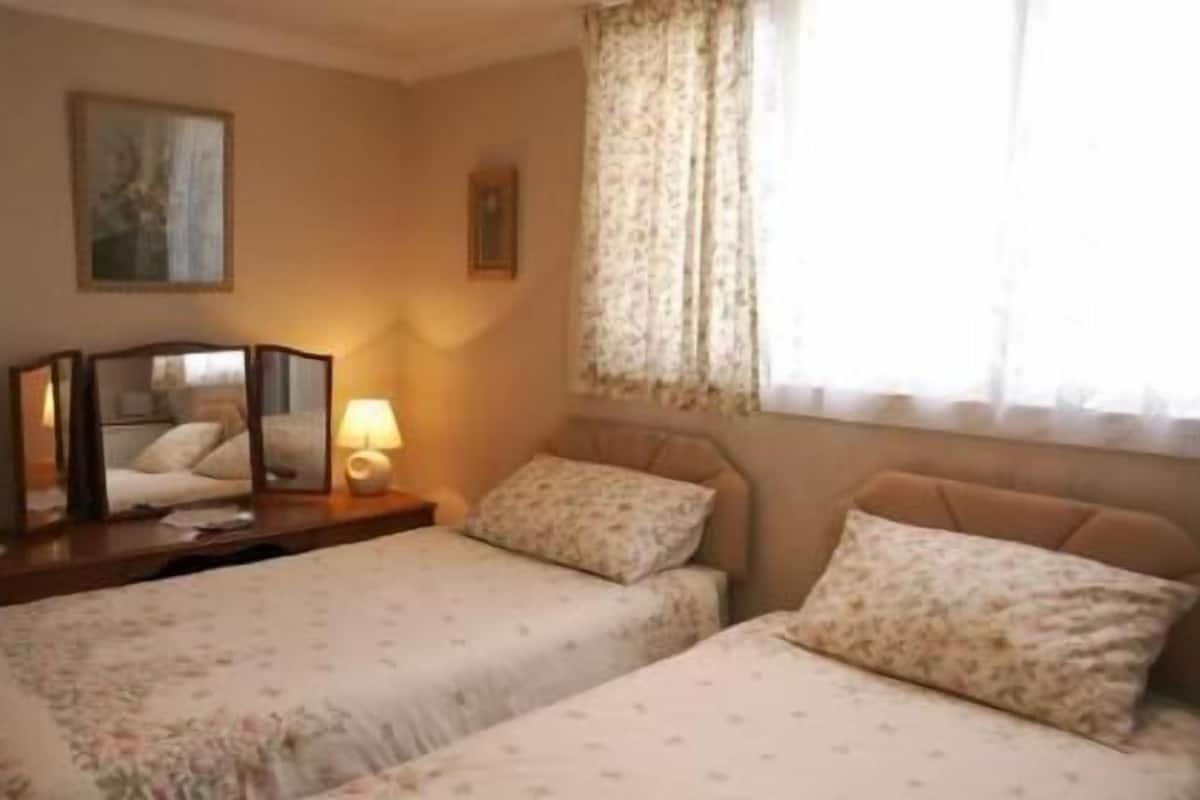 Ropa de cama de alta calidad y escritorio