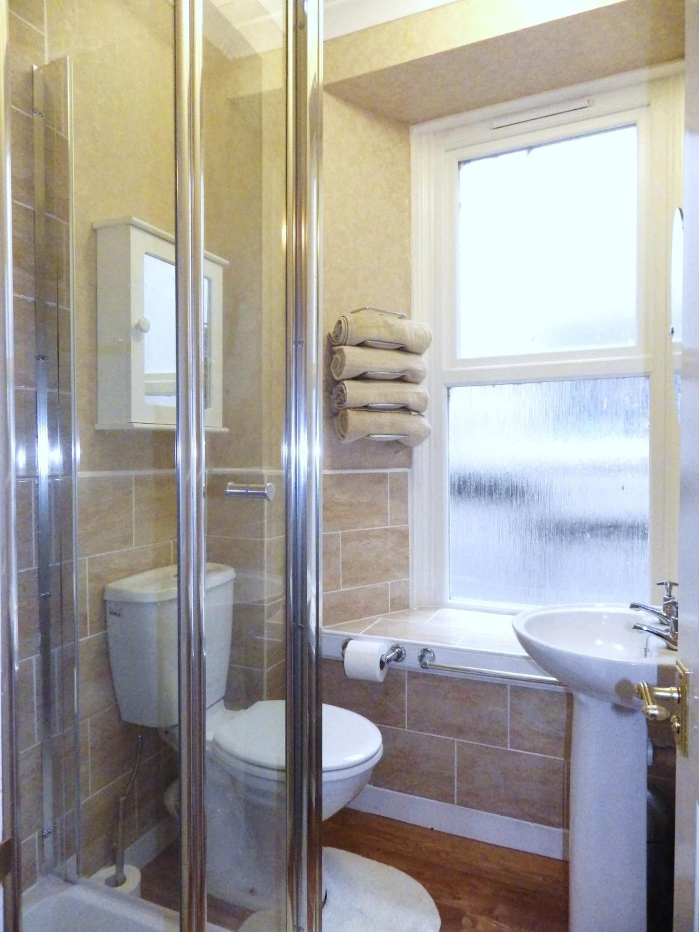 Perlengkapan mandi gratis, pengering rambut,  dan handuk